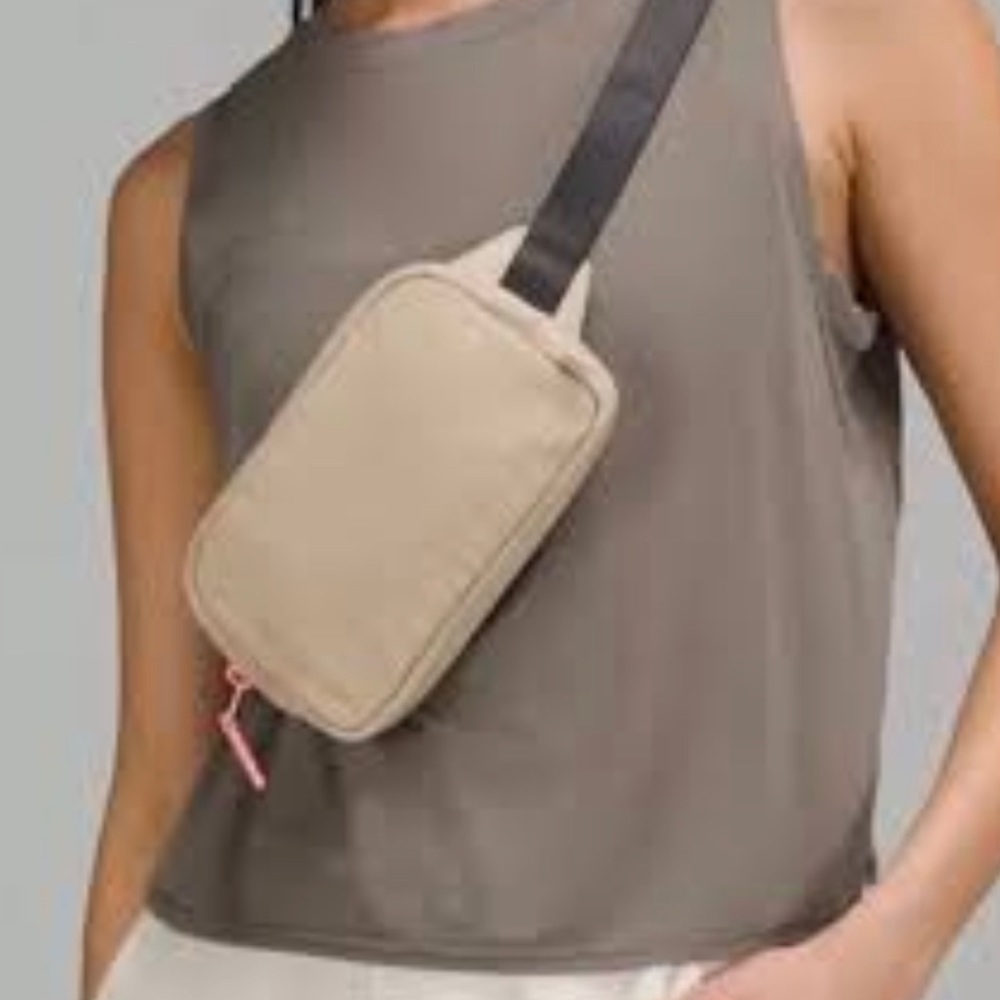 Lululemon adjustable mini belt bag